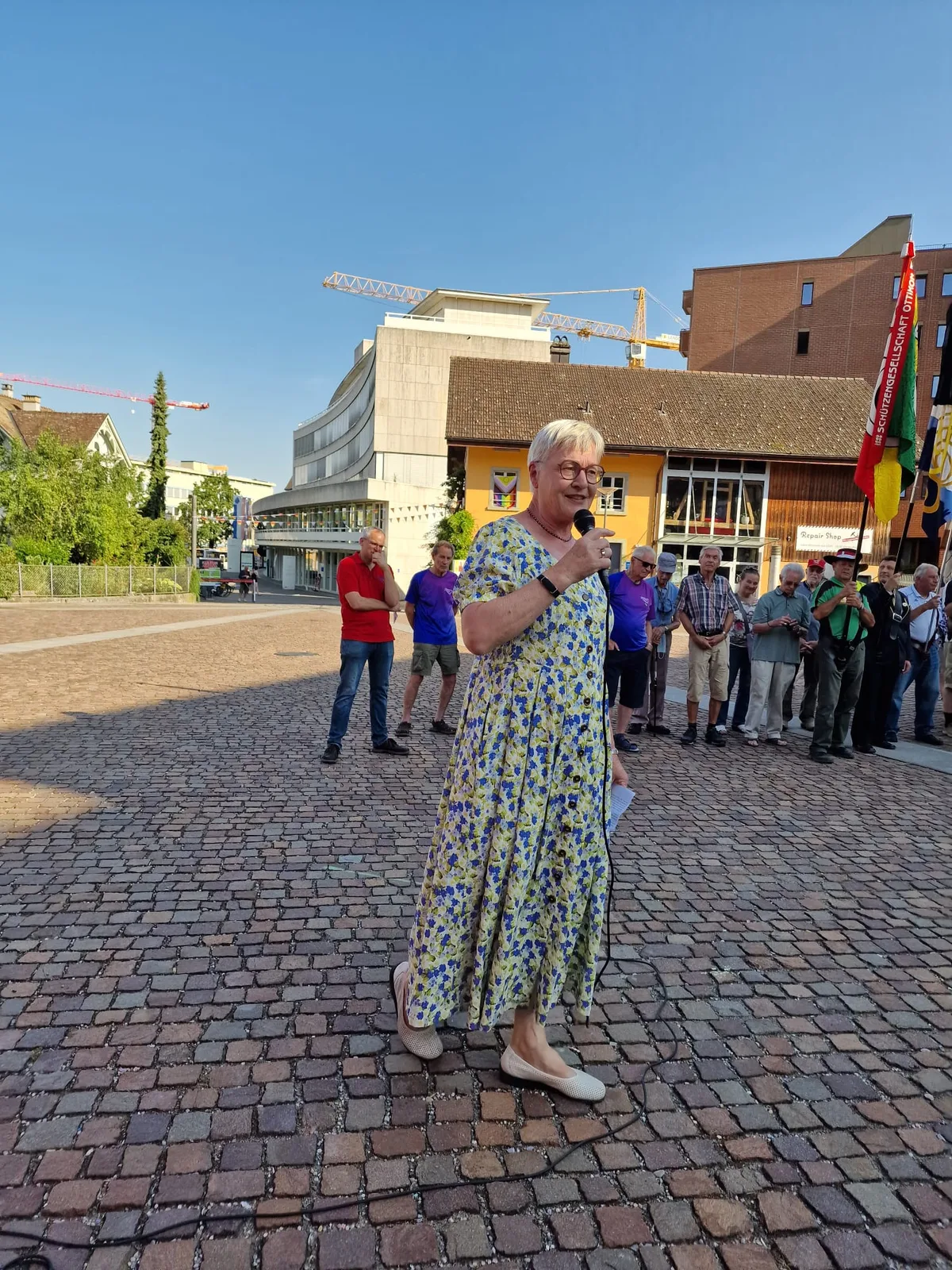 Eine Frau hält eine Rede.